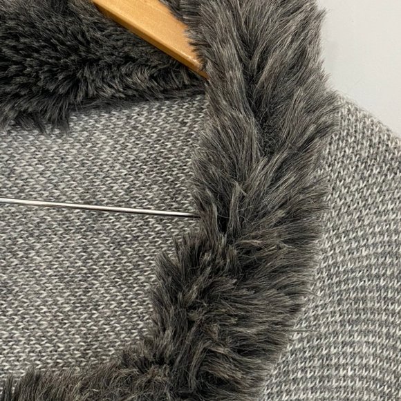 Fratelli Talli Italian-Made Poncho w/ Fake Fur Ruff - Picture 4 of 5